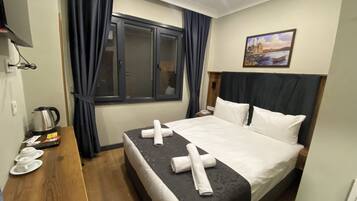 Roupas de cama premium, escrivaninha, espaço de trabalho para notebook