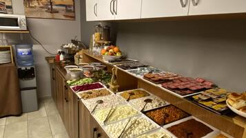 Café da manhã com buffet grátis todos os dias