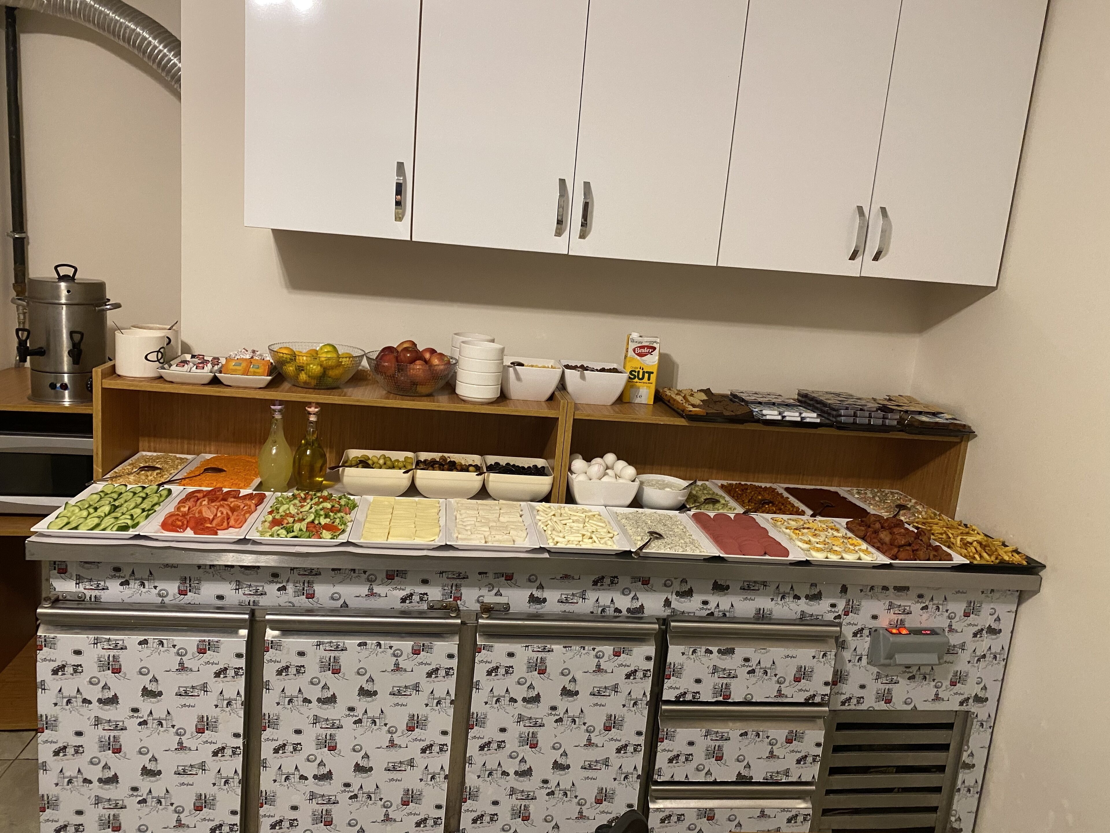 Buffet ben preparat amb diferents plats i una ampolla d'oli.