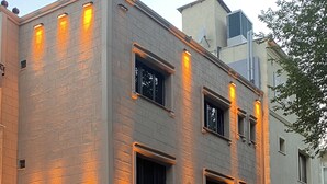 Un bâtiment avec une enseigne indiquant « Zeyn Istanbul » et une porte d’entrée.