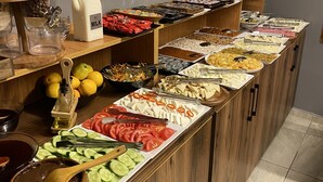 Un buffet proposant une variété de plats et d'accompagnements.