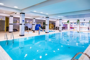 Innenpool, geöffnet von 10:00 Uhr bis 20:00 Uhr, Liegestühle
