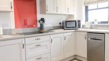 Cottage | Private kitchen | Fridge, dishwasher, electric kettle, toaster