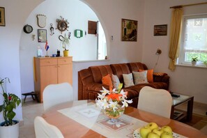 Apartment, 1 Queen Bed with Sofa bed | Living room - Remarkable 1-bed Apartment in Marina (Marina)