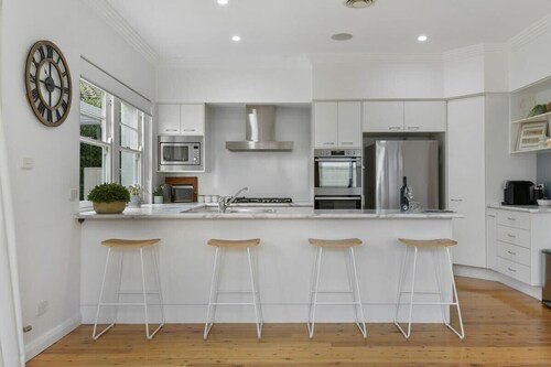 Leafy Lamrock • Across from Park • Walk to CBD