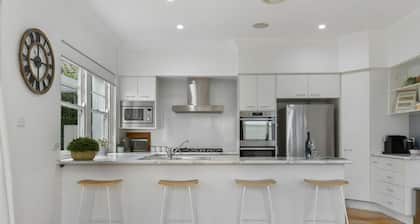 Leafy Lamrock • Across from Park • Walk to CBD