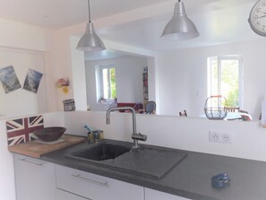 Jääkaappi, mikroaaltouuni, uuni, liesi