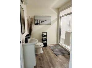 Shower, hair dryer, shampoo - The Artistry | Riverfront | Luxury & Comfort Await (Bancroft)