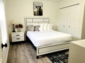 1 bedroom, WiFi, bed sheets - The Artistry | Riverfront | Luxury & Comfort Await (Bancroft)