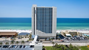 Een hoog hotel met uitzicht op het strand en de oceaan.