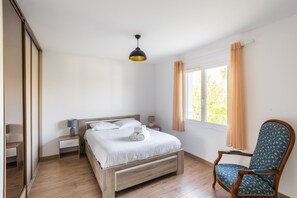 5 quartos, ferros/tábuas de passar roupa, Wi-Fi de cortesia
