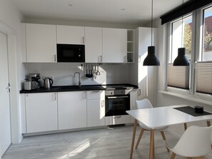Fridge, microwave, oven, stovetop - Apartment Schloofschdubb in Fuldatal bei Kassel (Fuldatal)