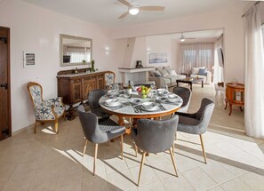 Comfort Διαμέρισμα | Περιοχή καθιστικού | Τηλεόραση με επίπεδη οθόνη 43 ιντσών με ψηφιακά κανάλια, τζάκι