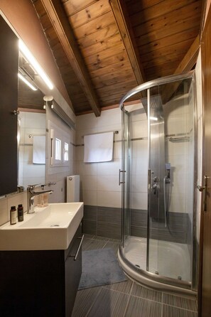 Comfort Apartment | Bathroom | Hair dryer, towels