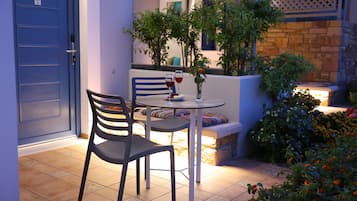 Familie tweepersoonskamer, patio, gedeeltelijk uitzicht op zee | Terras