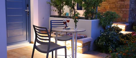 Familien-Doppelzimmer, Terrasse, eingeschränkter Meerblick | Terrasse/Patio
