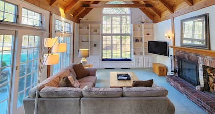 Relaxing private poolside retreat 5 minutes from the beach!