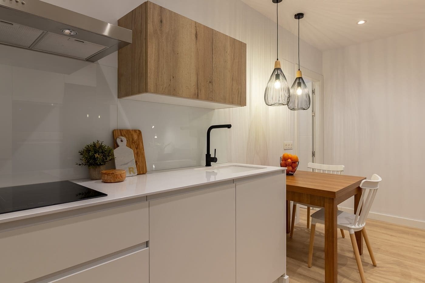 Full-size fridge, microwave, oven, stovetop