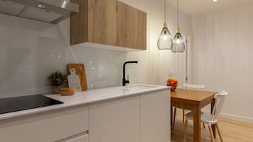 Full-size fridge, microwave, oven, stovetop