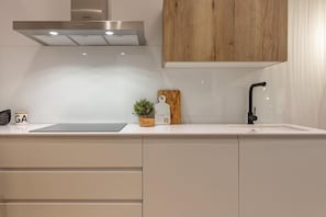 Großer Kühlschrank, Mikrowelle, Ofen, Herdplatte