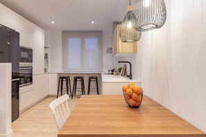 Full-size fridge, microwave, oven, stovetop