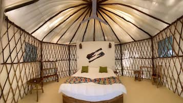 Tomannsrom – basic, 2 enkeltsenger, ikke-røyk, hageutsikt | Skrivebord og sengetøy