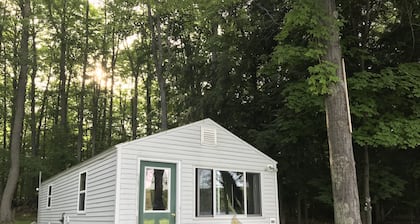 Adorable Studio Cottage on Beautiful Thayer Lake!!