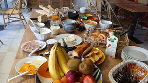 Un buffet de petit-déjeuner proposant une variété d'aliments et d'ustensiles.