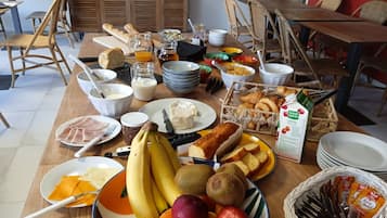 Daily continental breakfast (EUR 15 per person)