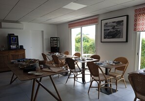 Daily continental breakfast (EUR 18 per person) - Hotel le Gois (Beauvoir-sur-Mer)