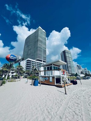 On the beach - Amazing Views at a Complete Resort BY rent4us (Hollywood)