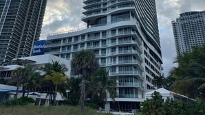 Un hotel moderno y alto, con fachada curva y varios balcones.