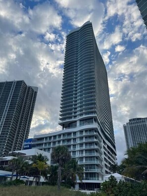 Exterior - Amazing Views at a Complete Resort BY rent4us (Hollywood)