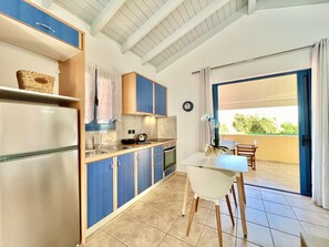 Réfrigérateur, four à micro-ondes, un four, surface de cuisson