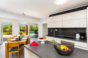 Kühlschrank, Mikrowelle, Ofen, Geschirrspüler