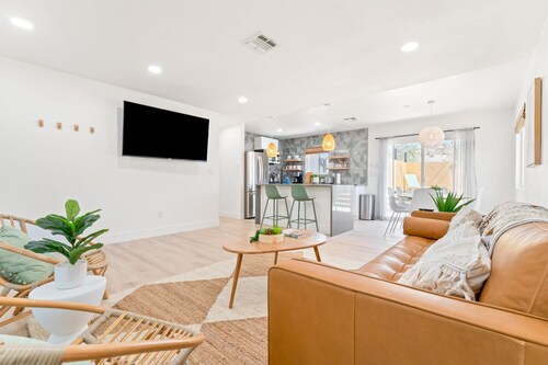 GAME ROOM! Hot Tub+Stock Tank Pool+Fire pit