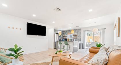 GAME ROOM! Hot Tub+Stock Tank Pool+Fire pit