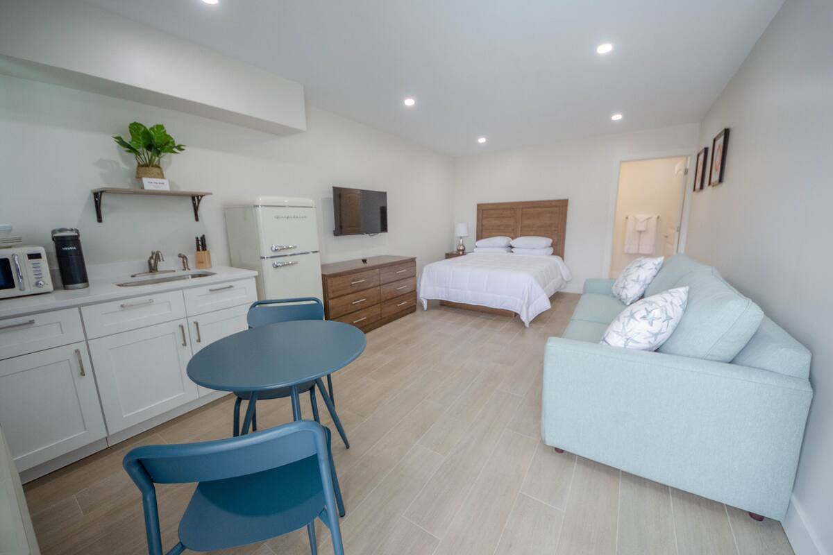 Deluxe Single Room | WiFi (free), bed sheets