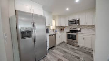 Deluxe Suite | Private kitchen | Microwave, coffee/tea maker, freezer