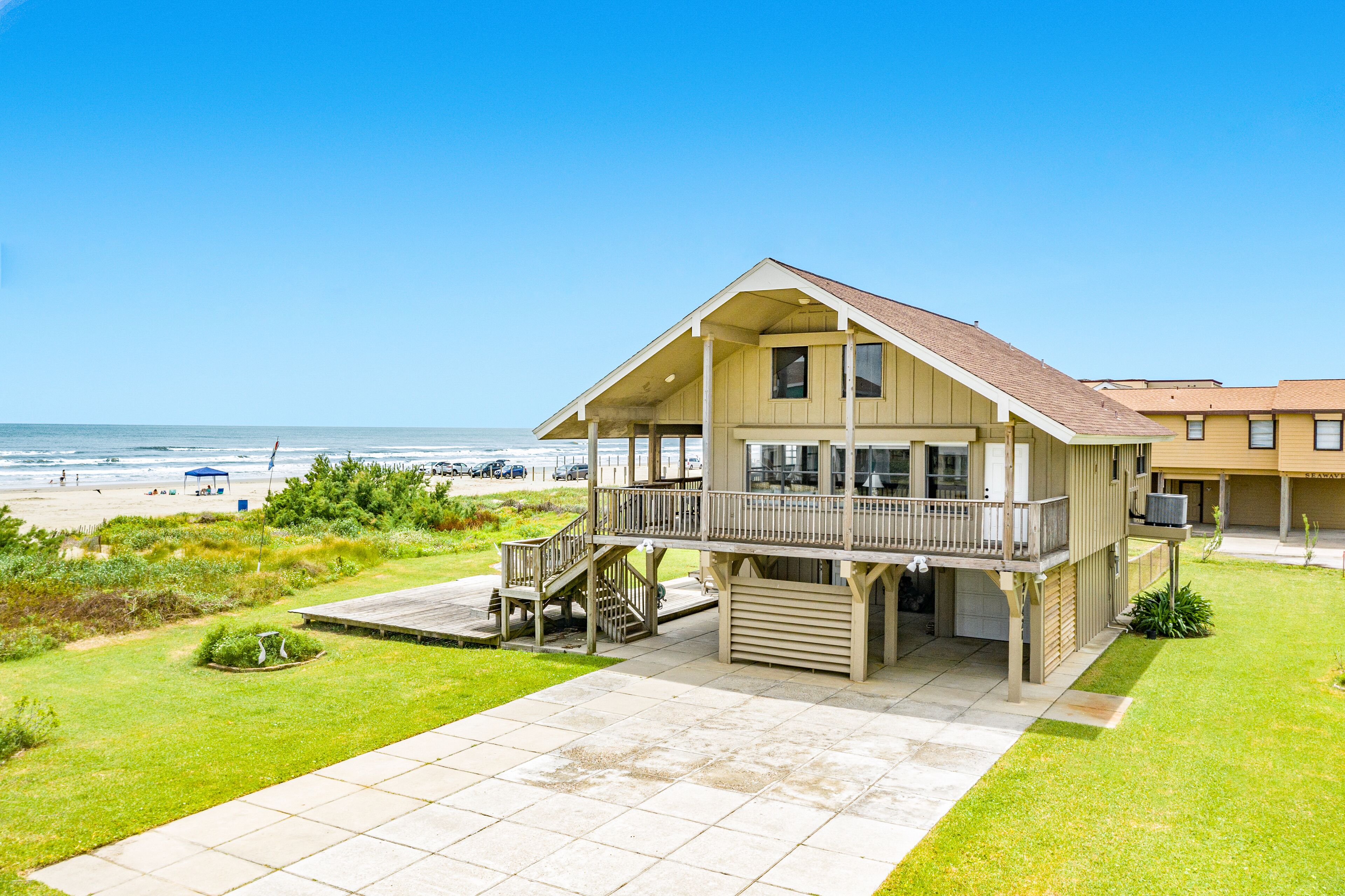 Private Beachfront Home, Dog Friendly, Outdoor Shower, Steps from the Beach!