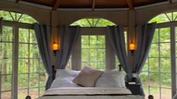 1 bedroom, bed sheets