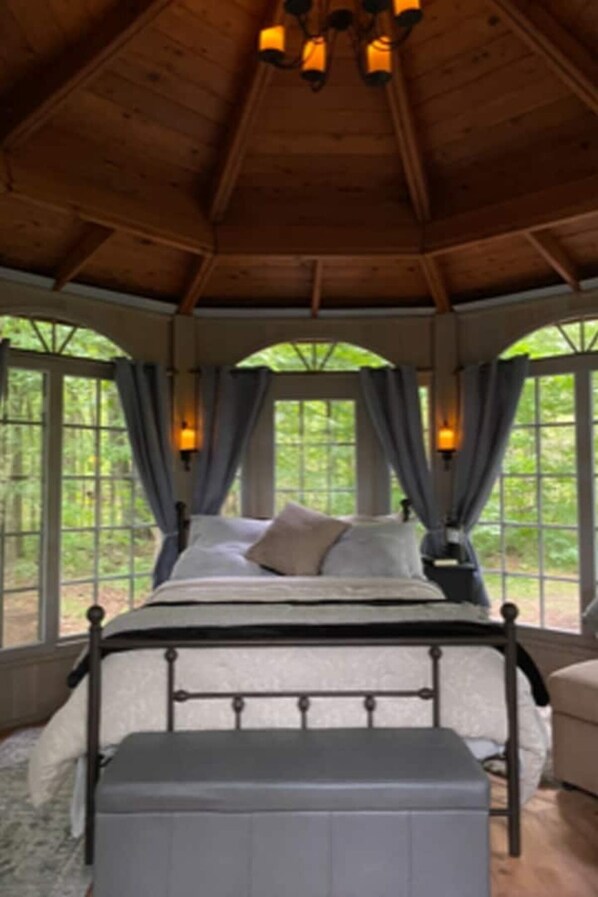 1 bedroom, bed sheets