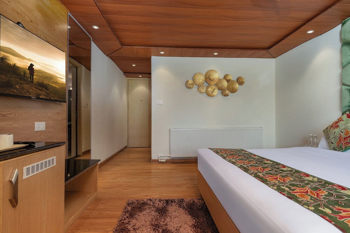 Premium Room, Balcony, Mountain View | Egyptian cotton sheets, premium bedding, memory foam beds, minibar