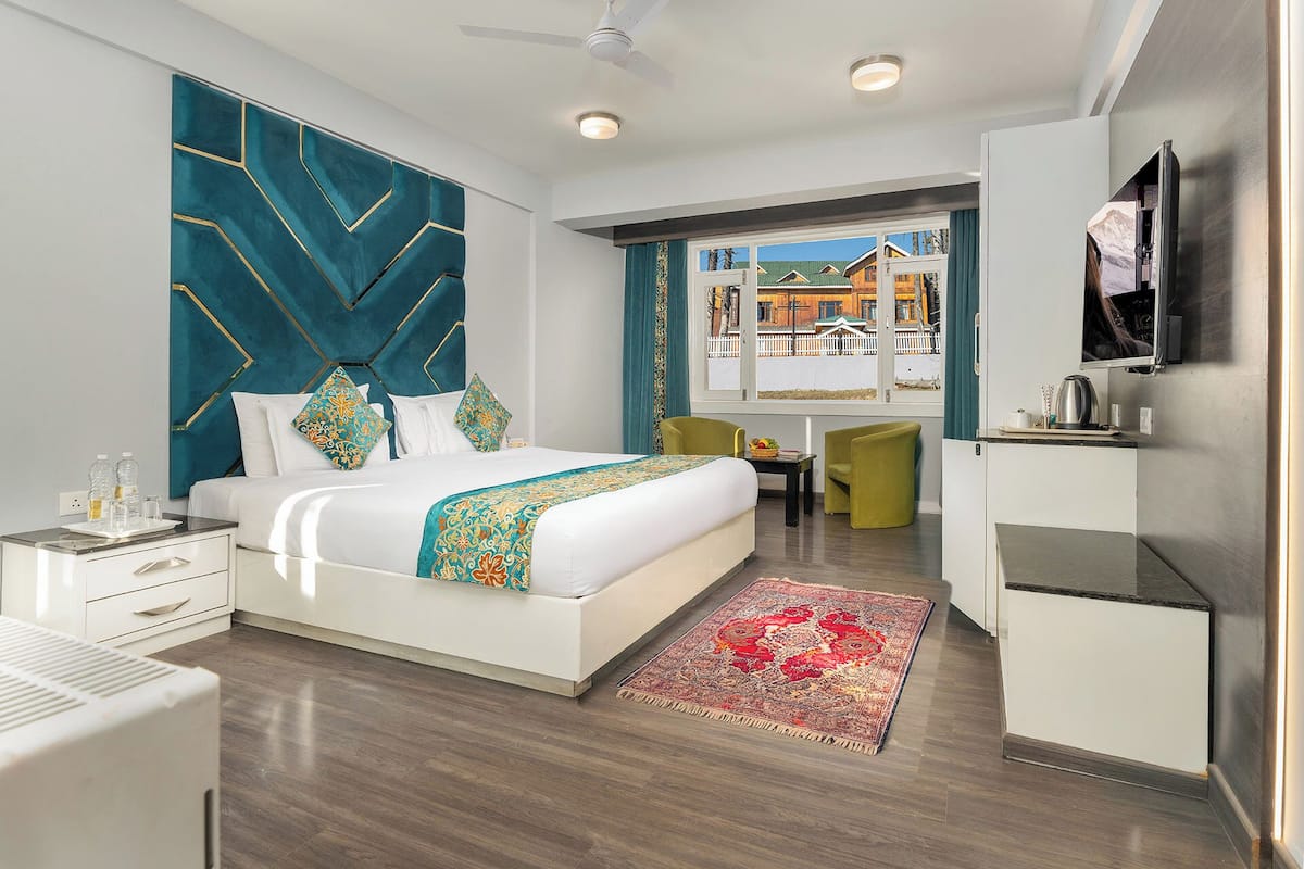 Deluxe Room, Hill View | Egyptian cotton sheets, premium bedding, memory foam beds, minibar