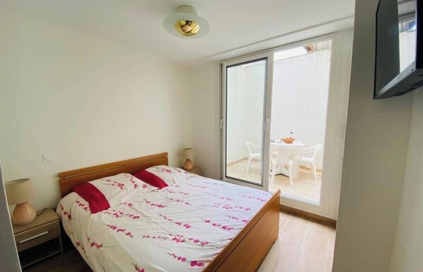 1 chambre, fer et planche à repasser, lit parapluie, draps fournis