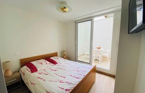 1 chambre, fer et planche Ă repasser