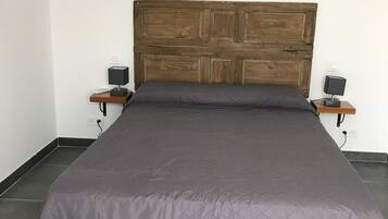 1 slaapkamer, een strijkplank/strijkijzer, reisbedje, gratis wifi