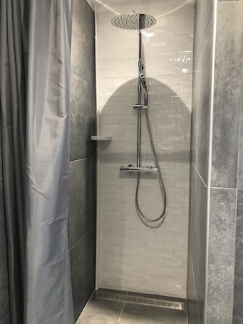 Shower, hair dryer, towels. Rental Two-room apartment 36m2 Bastelicaccia