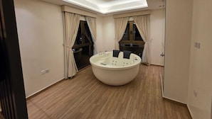 Uma casa de banho moderna com clarabóia, banheira e espaço de duche.