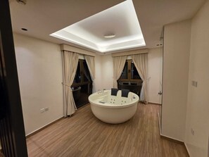 Honeymoon Suite | Private spa tub - Golden Elite Hotel (Al Khobar)